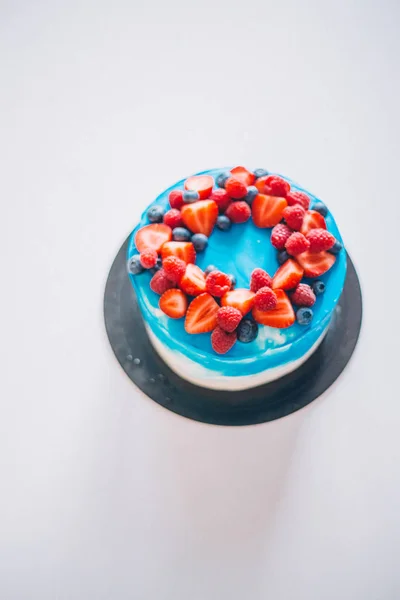 Meyvelerile süslenmiş yakın çekim şenlikli mavi ve beyaz kek: stra — Stok fotoğraf
