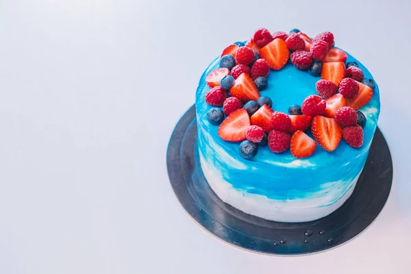 Крупный план праздничный голубой и белый торт украшен фруктами: стра — стоковое фото
