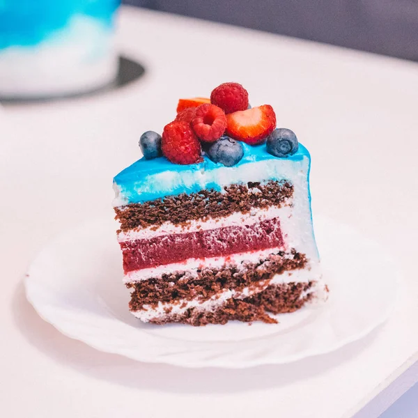 Şenlikli mavi ve beyaz pasta süslenmiş zekâ bir parça yakın çekim — Stok fotoğraf