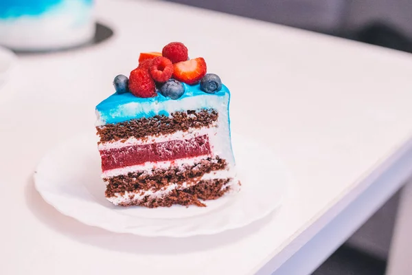 Gros plan d'un morceau de gâteau bleu et blanc festif décoré d'esprit — Photo