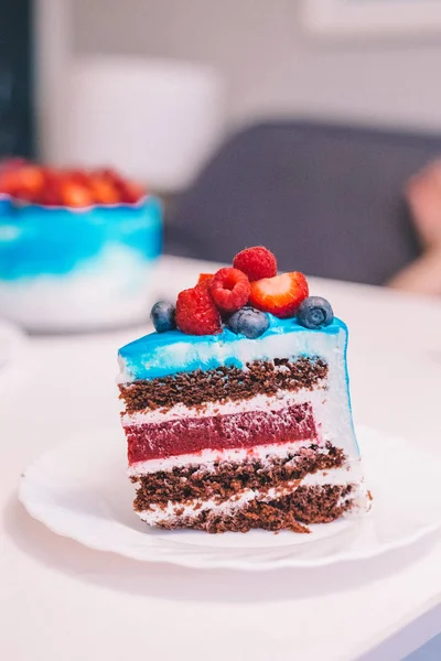 Gros plan d'un morceau de gâteau bleu et blanc festif décoré d'esprit — Photo