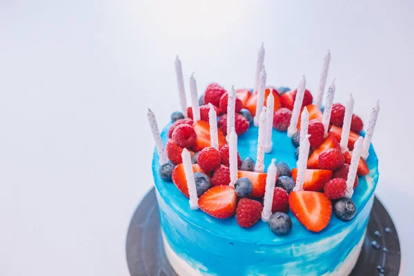 Décryptages gâteau bleu et blanc festif aux bougies et fruits déco — Photo