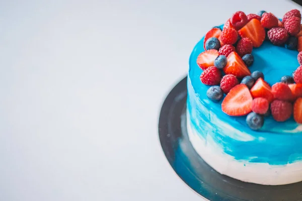 Close-up bolo azul e branco festivo decorado com frutas: stra Fotos De Bancos De Imagens Sem Royalties