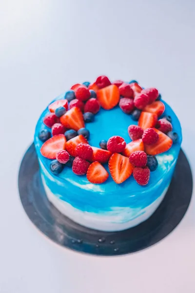 Close-up bolo azul e branco festivo decorado com frutas: stra Fotos De Bancos De Imagens