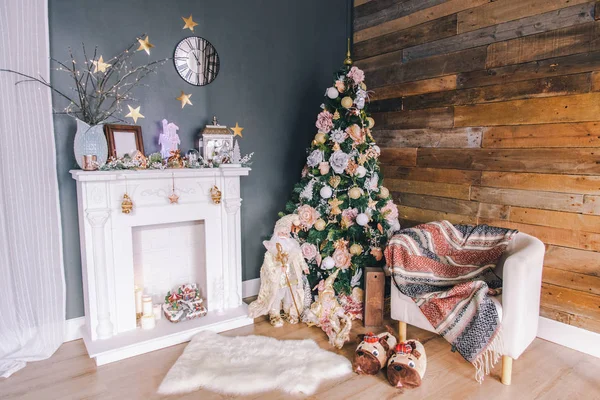Yeni Yıl veya Noel iç oda dekor: beyaz bir yapay fi