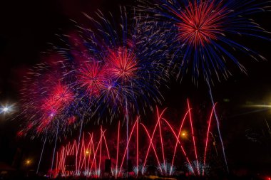 Siyah arka planda kırmızı ve mavi havai fişekler. Özet h