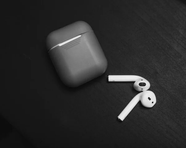 Fones de ouvido Bluetooth sem fio AirPods. Auscultadores brancos e estojo w Imagens De Bancos De Imagens