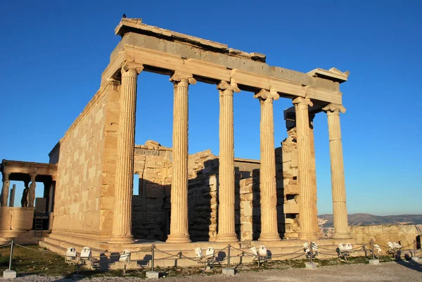 明るい日にエレクテ寺 アクロポリス アテネ ギリシャ — ストック写真