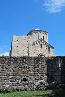 Eski Durdevi stupovi manastır Sırbistan