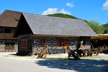 Cicmany, Slovakya - 10 Eylül 2018: Köyü Cicmany eski ahşap evde