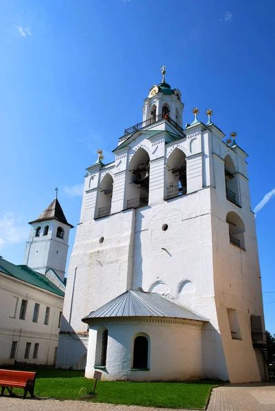 El campanario del monasterio de la Transfiguración en Yaroslavl, Rus — Foto de Stock