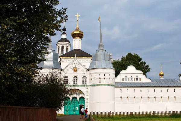 Yaroslavl, Rusia - 09 de agosto de 2015: Convento Tolgsky — Foto de Stock