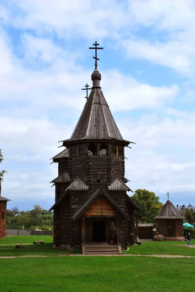 Suzdal, região de Vladimir, Rússia - 06 de agosto de 2015: O velho woode — Fotografia de Stock