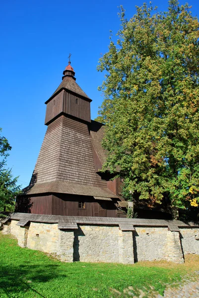 A igreja de madeira velha em Hervartov, distrito de Bardejov, Presov re — Fotografia de Stock