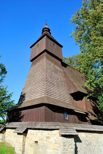 A igreja de madeira velha em Hervartov, distrito de Bardejov, Presov re — Fotografia de Stock