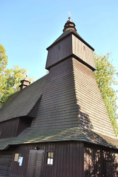 A igreja de madeira velha em Hervartov, distrito de Bardejov, Presov re — Fotografia de Stock