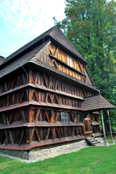A antiga igreja de madeira em Hronsek, Eslováquia — Fotografia de Stock