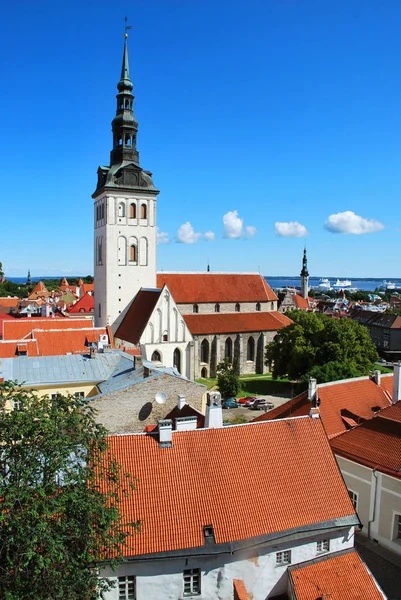 A nézet a régi történelmi központjában, Tallinn, Észtország — Stock Fotó