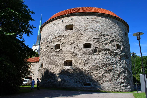 Tallinn, Estland - 20 juli 2012: Den Tower Fat Margaret i den — Stockfoto