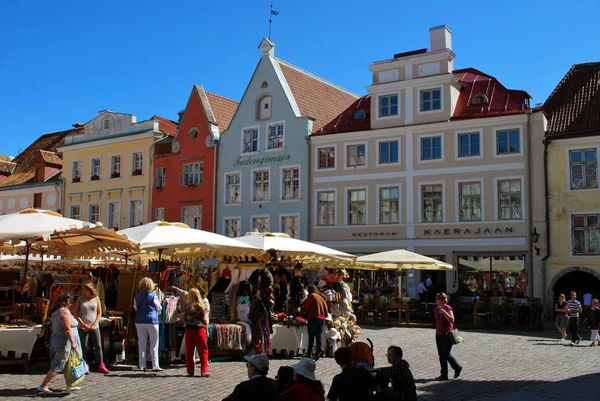 Tallinn, Estland - 20 juli 2012: Het Stadhuisplein in de hi — Stockfoto