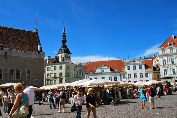 Tallinn, Estonia - 20 luglio 2012: Piazza del Municipio — Foto Stock
