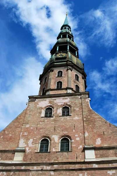 De St. Peter's Church in het historische centrum van Riga, Letland — Stockfoto