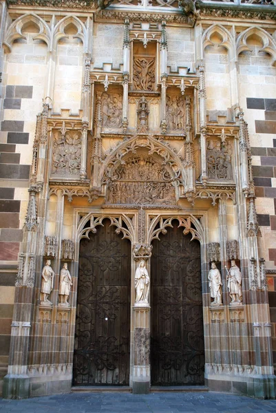 La puerta decorada de la Catedral de Santa Isabel en Kosice , — Foto de Stock