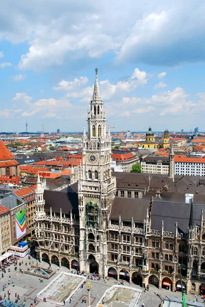 Munich, Baviera, Alemania - 02 de junio 2014: El nuevo ayuntamiento en t —  Fotos de Stock