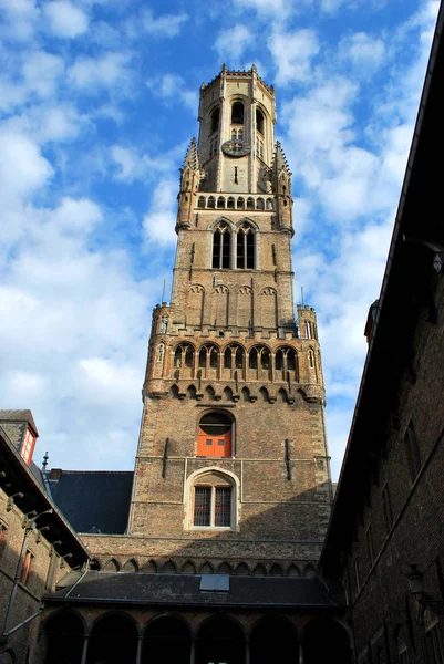El campanario en el centro histórico de Brujas, Flandes Occidental — Foto de Stock