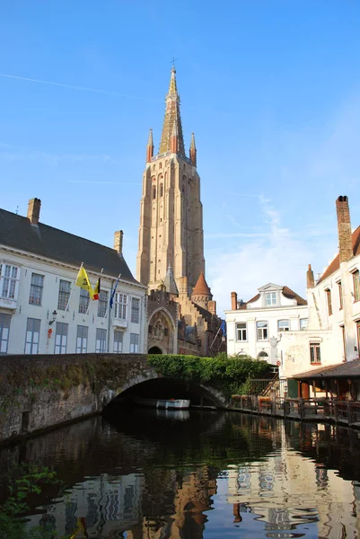Brujas, Flandes Occidental, Bélgica - 20 de julio de 2018: La Iglesia de Ou — Foto de Stock