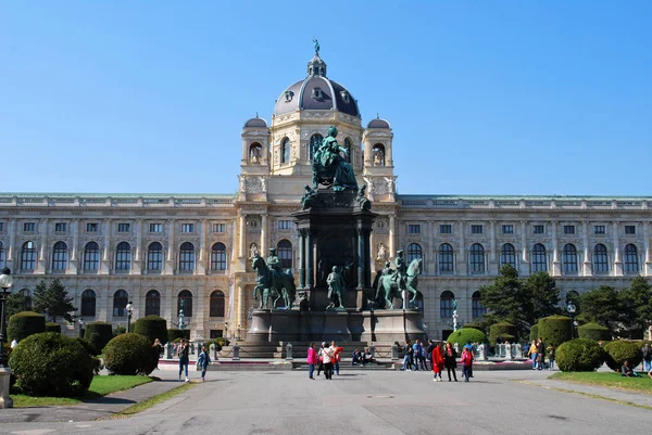 Viena, Austria - 16 de abril de 2019: El edificio del Natural Hi —  Fotos de Stock