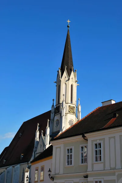 O Stadtpfarrkirche no centro histórico da cidade em Melk, Lowe — Fotografia de Stock