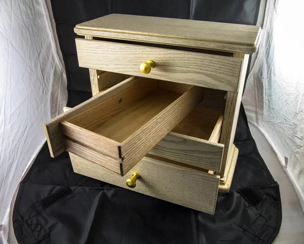 Takı için raflı ahşap kutu