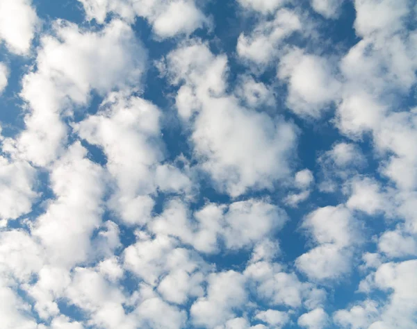 Ekim ayında küçük bulutlar ile açık gökyüzü