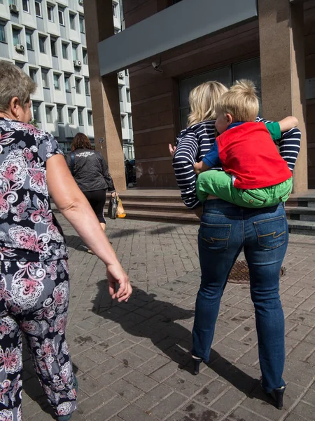 Moskova, Rusya-6.12.2015: Anne arkasında kızı taşıyor