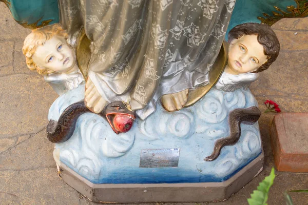 Moskova, Rusya-6.12.2015: melekler ve edem elma ile bir yılan ile Isa Mesih heykeli ayak