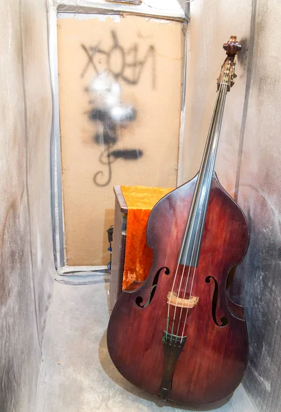 Chernihiv, Ukrayna-03.12.2015: yeni tamir özel Kontrbas