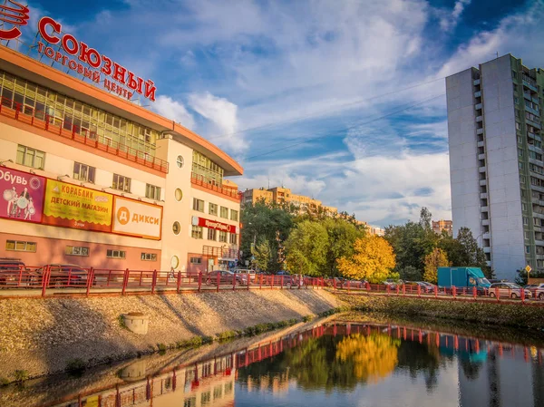 Odintsovo, Rusya-07.20.2015: mavi gökyüzü ile yaz gününde şehir peyzaj