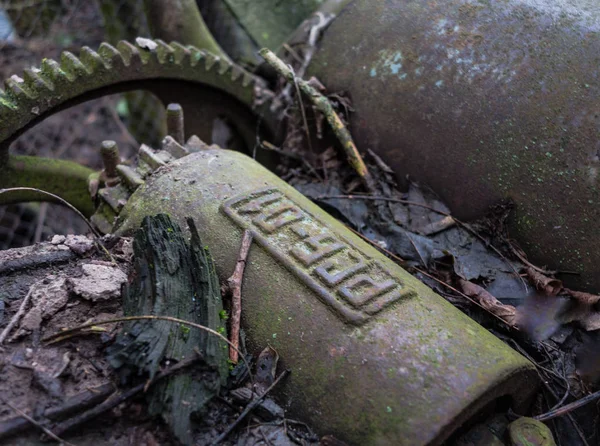 Chernihiv, Ukrayna-03.23.2015: eski Sovyet Mısır saman gövde kesme makinesi. Adandoned, yosunlu ve Vintage