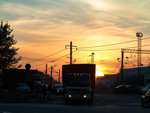 Odintsovo, Rusya-08.14.2015: gün batımında kamyon otoyolu