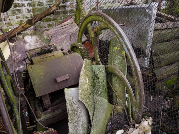 Chernihiv, Ukrayna-03.23.2015: eski Sovyet Mısır saman gövde kesme makinesi. Adandoned, yosunlu ve Vintage