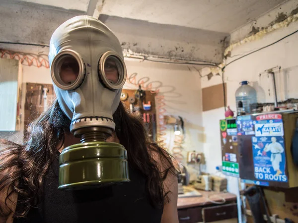 Czernihów, Ukraina-07.26.2016: robotnik w warsztacie noszenie radzieckiej maski oddechowej gazu — Zdjęcie stockowe