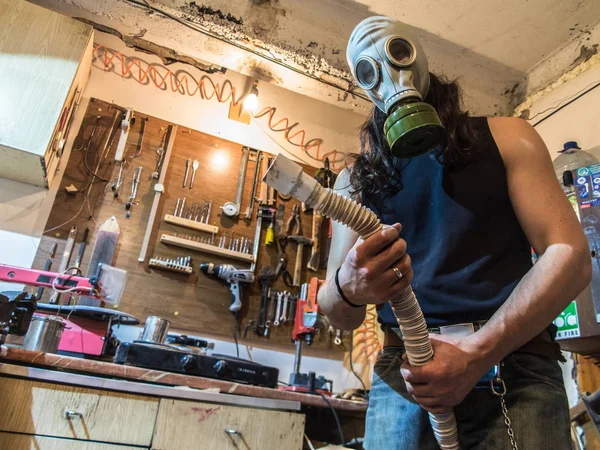 Chernihiv, Ukrayna-07.26.2016: Sovyet askeri respiratör gaz maskesi giyen bir atölye Işçisi