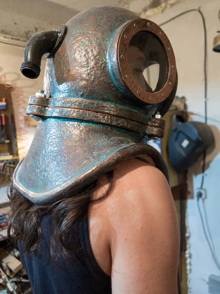 Chernihiv, Ukrayna-07.26.2016: Sovyet askeri respiratör gaz maskesi giyen bir atölye Işçisi
