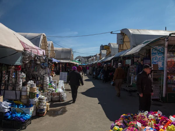 Chernihiv, Ukraine - 1.05.2015: Central Chernigiv marketplace — Stock Photo, Image