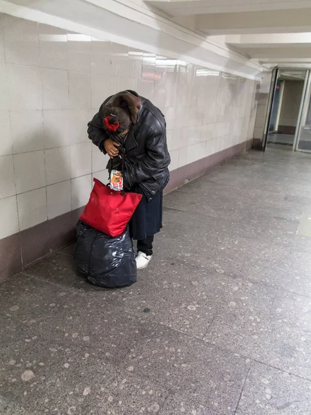 Moskova, Rusya-9.20.2015: evsiz Bayan, Leningradsky tren istasyonu ve Komsomolskaya Metro İstasyonu arasında paketi sıralama gibi davranan yüzünü saklıyor