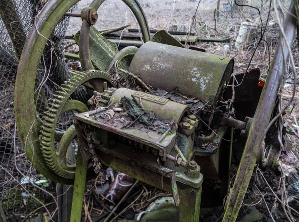 Chernihiv, Ukrayna-03.23.2015: eski Sovyet Mısır saman gövde kesme makinesi. Adandoned, yosunlu ve Vintage