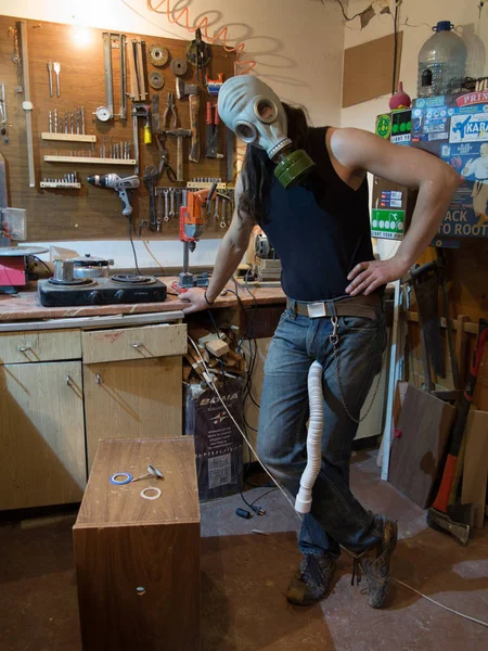 Chernihiv, Ukrayna-07.26.2016: Sovyet askeri respiratör gaz maskesi giyen bir atölye Işçisi