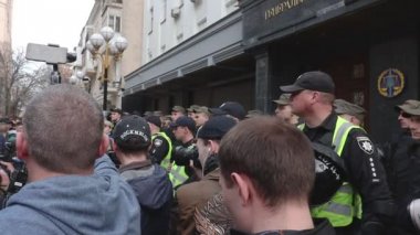 Kiev, Ukrayna. 9 Nisan 2019. Eylemciler ve ulusal Kolordu siyasi partinin destekçileri Ukrayna silahlı kuvvetleri yetkilileri yolsuzluk bir soruşturma talep için bir mitinge katılmak