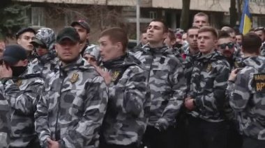 Kiev, Ukrayna. 9 Nisan 2019. Eylemciler ve ulusal Kolordu siyasi partinin destekçileri Ukrayna silahlı kuvvetleri yetkilileri yolsuzluk bir soruşturma talep için bir mitinge katılmak